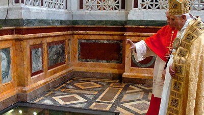 Sensationelle Knochenfunde in Rom: Kardinäle können schweigen: Zum Ende des Paulus-Jahres gab Papst Bendikt XVI. am Sonntag die Entdeckung der Knochenteile bekannt - der Vatikan wusste seit eineinhalb Jahren davon.