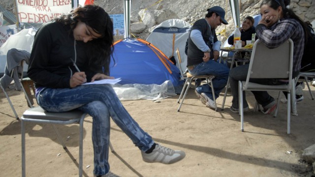 Chile: Verschüttet unter Tage: Brief an den Vater in 700 Metern Tiefe: Romina Gómez wird ihre Nachricht durch eine Sonde schicken.