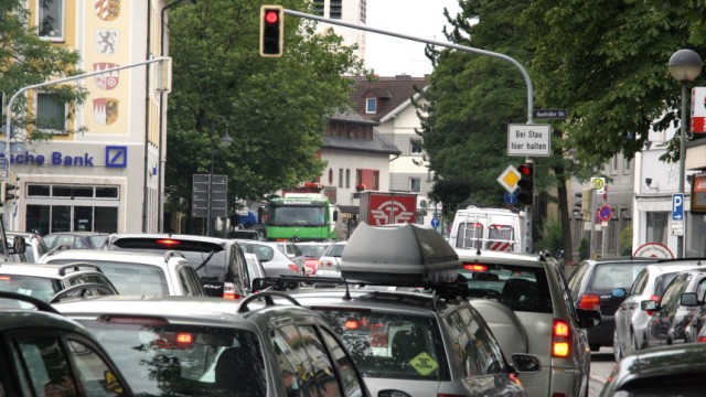 Starnberg: Autokolonnen quälen sich durch Starnberg. Wie die Stadt vom Verkehr entlastet werden soll, ist umstritten. Foto: Fuchs