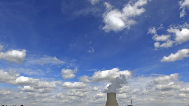 Picture shows the cooling tower and the nuclear powerplants 'Isar 1+2' in Eschenbach near Landshut