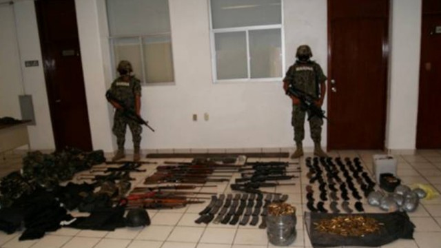 Drogenkrieg in Mexiko: 72 Menschen, allesamt arme Einwanderer, waren in Mexiko zusammengetrieben und mit automatischen Waffen exekutiert worden, weil sie sich geweigert hatten, als Drogenkuriere zu arbeiten. Nach einem Schusswechsel mit dem Drogenkartell wurden von der Polizei Waffen sichergestellt.