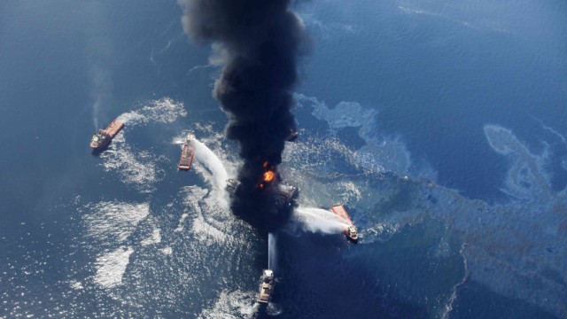 Ölpest im Golf von Mexiko: Zwei Tage brannte die Ölbohrplattform "Deepwater Horizon", dann versank sie im Meer. Nach wie vor ist unklar, wer die Verantwortung dafür trägt.