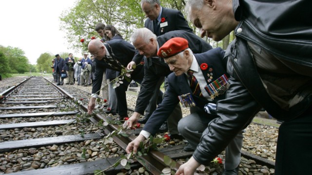 SS-Mann Klaas Faber: Kanadische Weltkriegsveteranen legen im Jahr 2005 Rosen auf die Gleise am niederländischen KZ Westerbork und gedenken der Befreiung des Lagers.