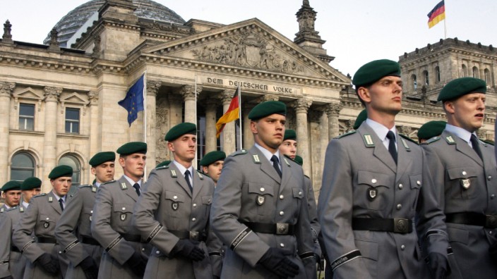 Wehrpflicht: Rekruten der Bundeswehr 2009 vor dem Reichstag in Berlin.
