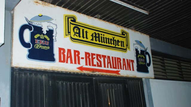 Restaurant "Alt München" in Togo: Bayerische Küche zu deutschen Preisen: Im "Alt München" kann sich der Durschschnittsbewohner Togos kein Eisbein auf Sauerkraut leisten.