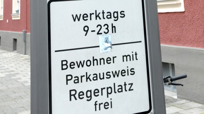 Straßenschild aus dem Parklizenzgebiet Regerplatz in München.