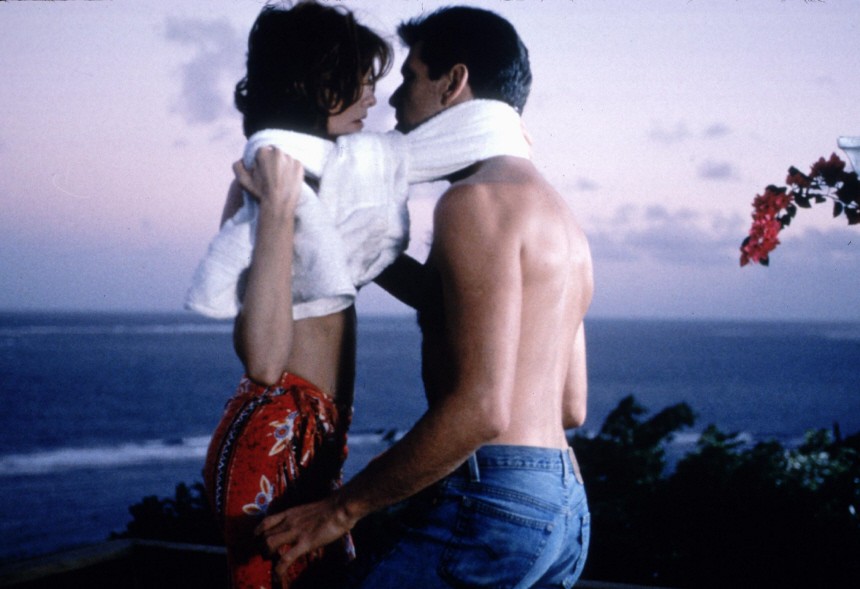 RENE RUSSO AND PIERCE BROSNAN  IN SCENE FROM THE THOMAS CROWN AFFAIR