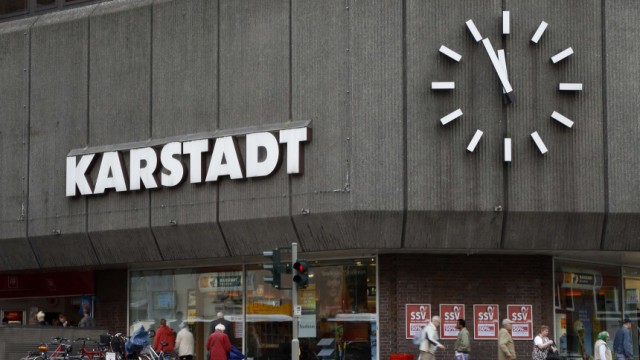 Huge clock shows the time at Karstadt store in Hamburg