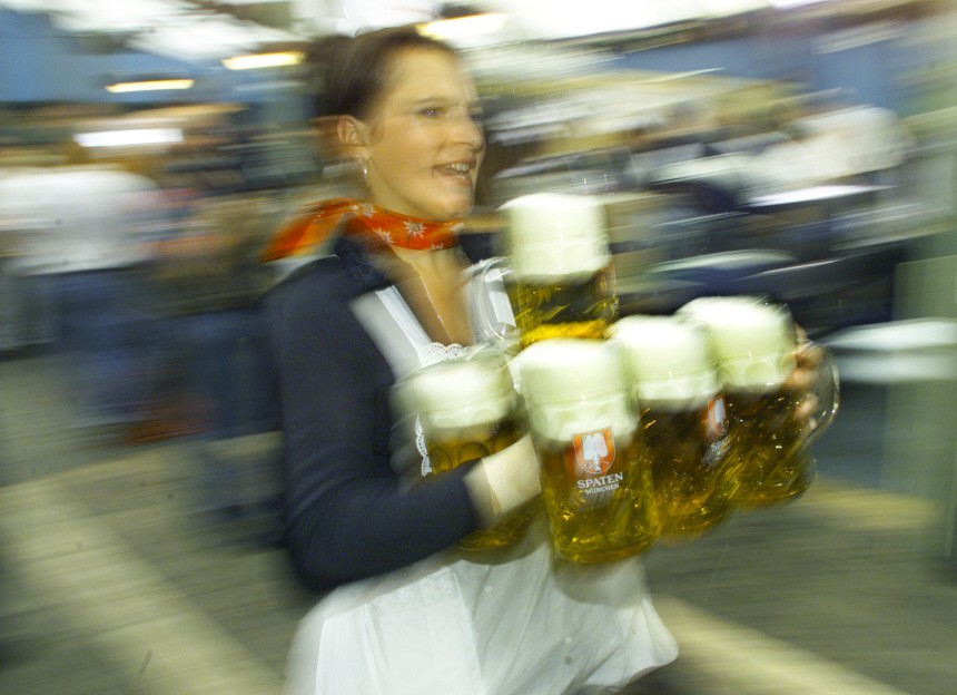 Bedienung mit Bierkrügen auf dem Oktoberfest