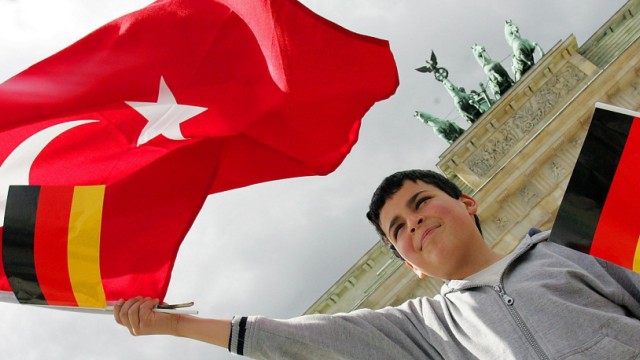 Türkische Flagge vor Brandenburger Tor
