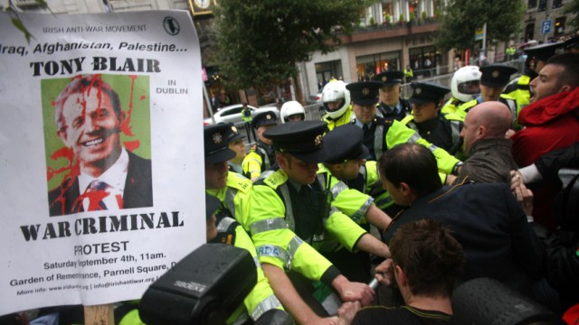 Politik kompakt: Chaos vor der Buchhandlung: Dubliner Polizisten und Anti-Blair-Demonstranten im Clinch.