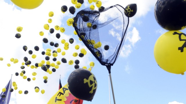 Einigung im Atomstreit: Hunderte Atomkraftgegner protestierten am Sonntag vor dem Kanzleramt gegen den Atomgipfel und die Verlängerung der AKW-Laufzeiten - vergeblich.