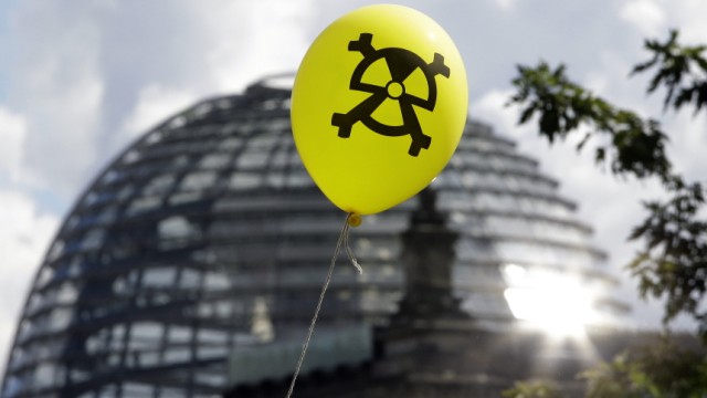 Atom-Kompromiss: Von den Demonstranten vor dem Reichstag haben sich die Koalitionäre nicht beeindrucken lassen. Am Sonntagabend beschlossen sie ihr neues Energiekonzept, das längere Laufzeiten beinhaltet.