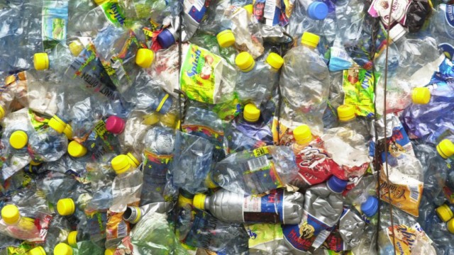 Kinderdienst: Deutsche kaufen Saft und Limo immer oefter in Einwegflaschen