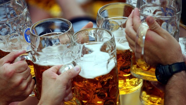 Oktoberfest 2011: Eine Maß Bier wird auf dem diesjährigen Oktoberfest wohl mehr als neun Euro kosten.