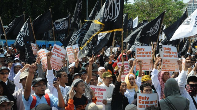 USA: Evangelikale gegen Islam: Heiliger Krieg, falls ihr heiliges Buch verbrannt wird: Aufgebrachte Muslime demonstrieren in Jakarta gegen die geplante Koran-Verbrennung einer evangelikalen US-Kirche.