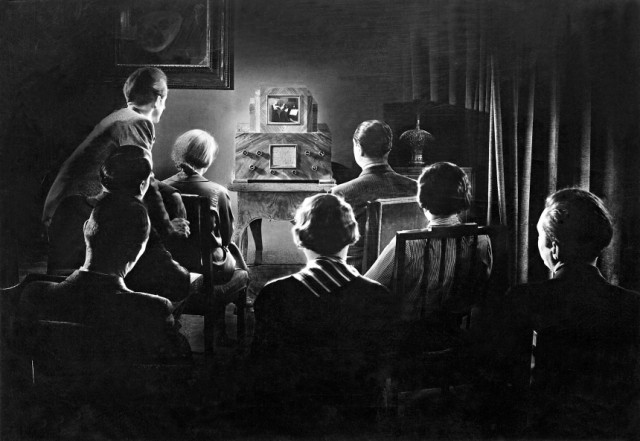 Freundeskreis beim Fernsehen, 1935