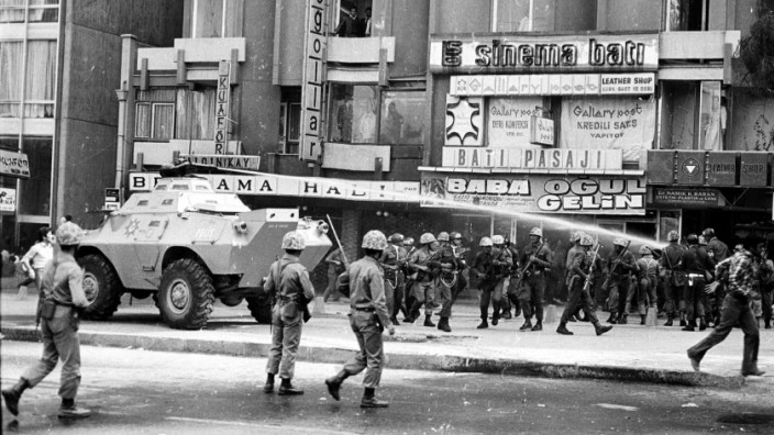 Putschversuch in der Türkei: Ankara 1980: Soldaten vertreiben Demonstranten in der Nähe des Parlaments. Wenige Tage später kommt es zum Staatsstreich.