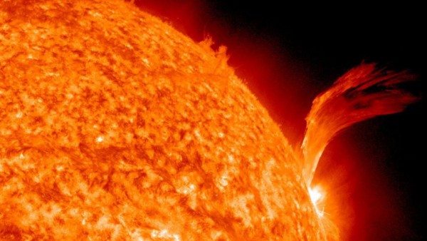 Starke Plasma-Eruption auf der Sonne