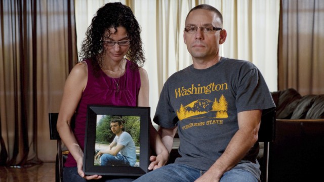 US-Soldaten in Afghanistan: Emma und Christopher W. mit einem Foto ihres Sohnes W., der des Mordes an einem afghanischen Zivilisten angeklagt ist.