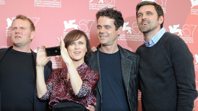 Filmfestival Venedig: Regisseur Tom Tykwer (zweiter von rechts) posiert in Venedig mit den Hauptdarstellern seines neuen Films "Drei", der positiv aufgenommen wird: (von links nach rechts) Devid Striesow, Sophie Rois und Sebastian Schipper.