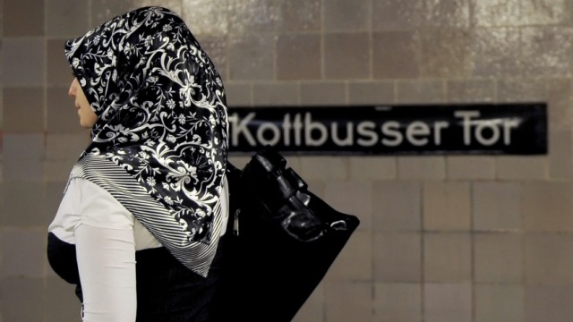 Frau mit Kopftuch in Berlin