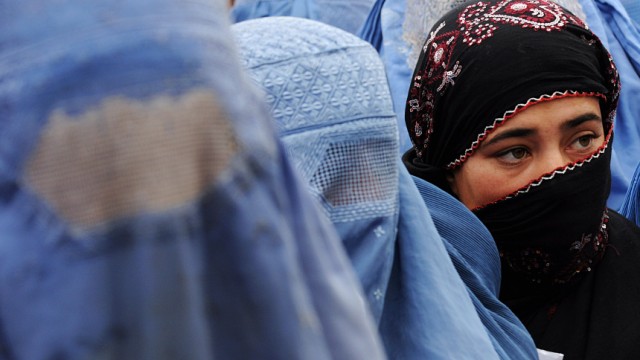 Frauen in Afghanistan: Mehr als zehn Jahre nach dem Sturz der Taliban haben sich die Chancen für viele Frauen in Afghanistan verbessert, am öffentlichen Leben teilzunehmen. So ist die Burka für manche Frau kein Muss mehr.