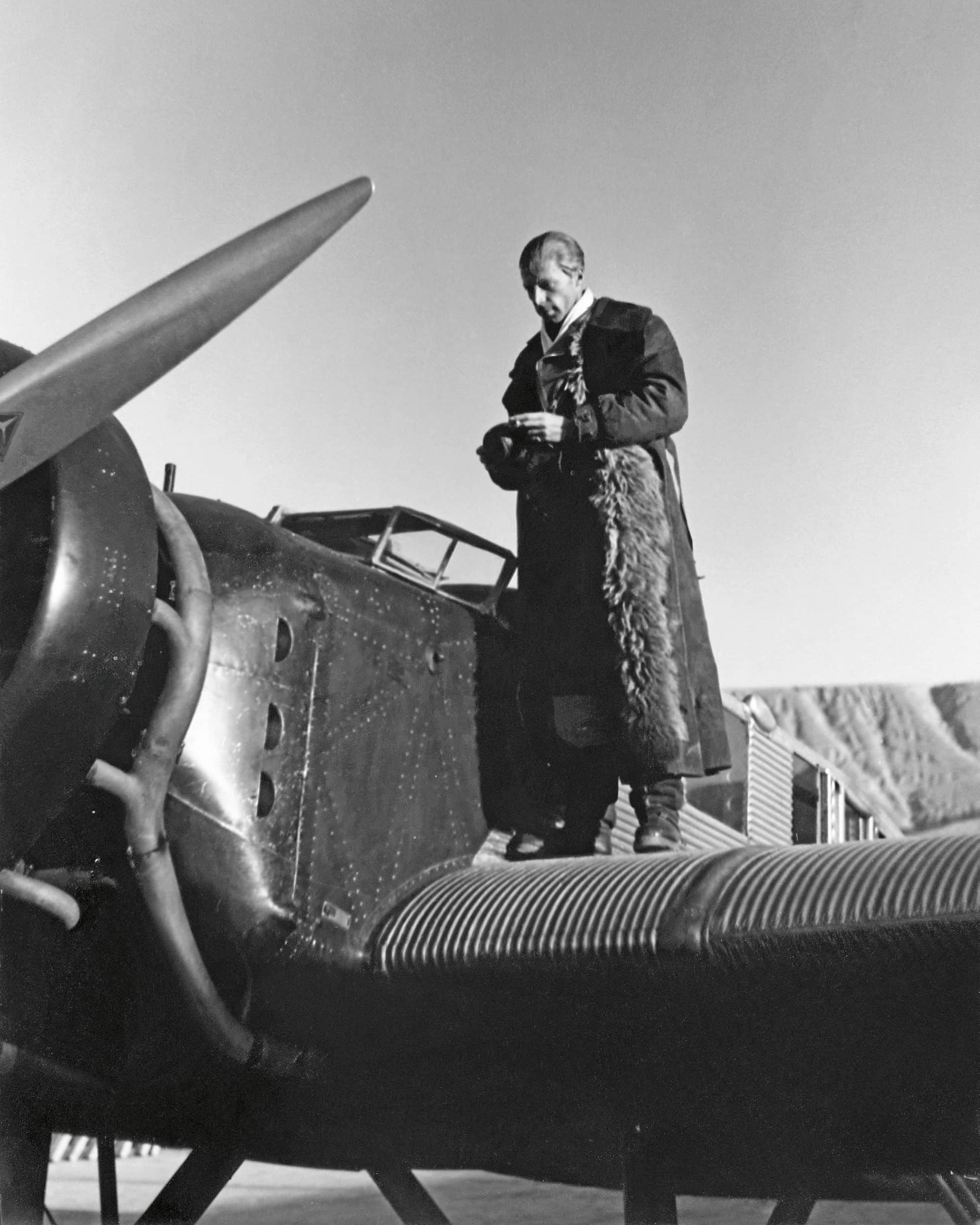 Graf zu Castell auf der Tragfläche einer Junkers W34 am Flugplatz Lanzhou.
