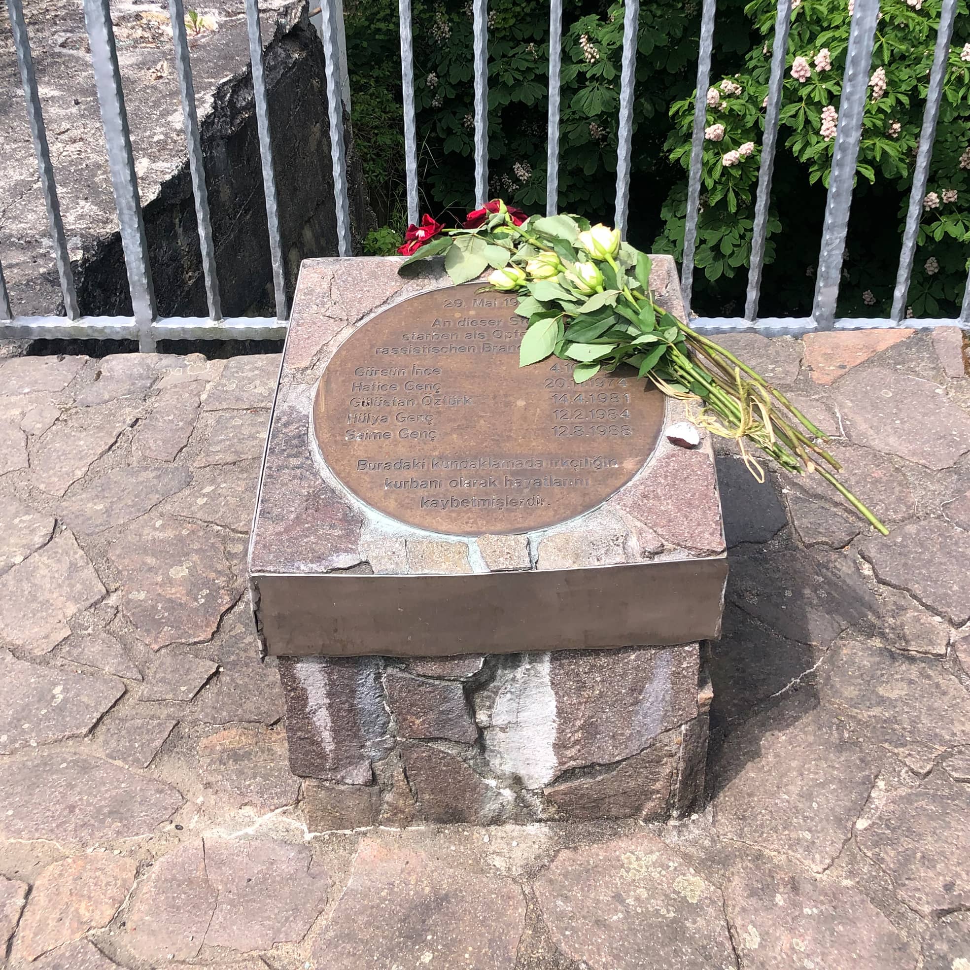 Gedenken in Solingen: Wenige Tage vor dem 30. Jahrestag des Anschlags liegen Rosen auf einer Gedenktafel.