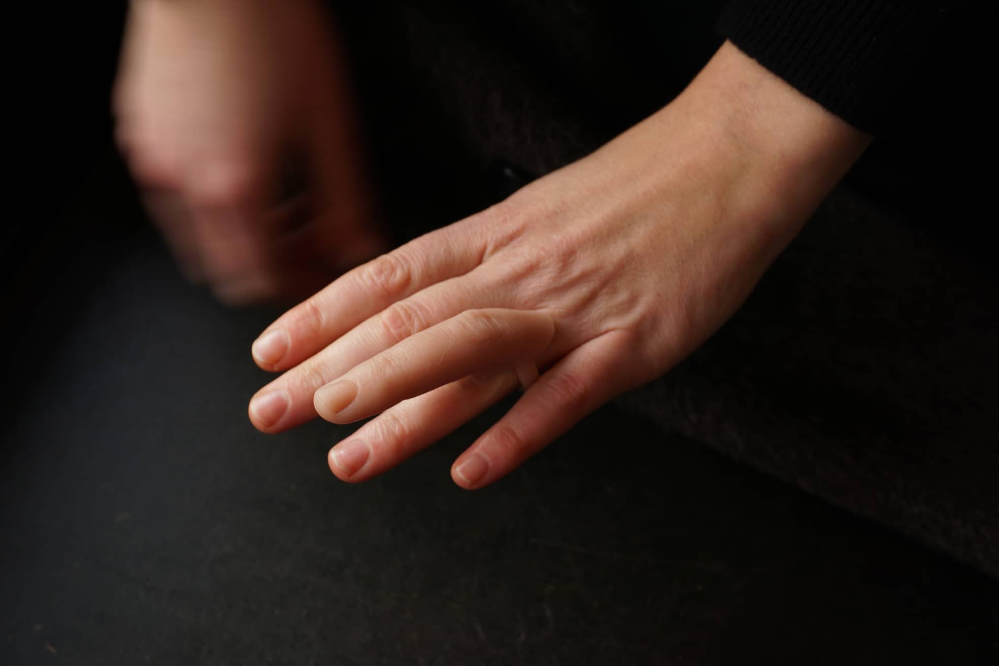 Mit dem "Fingerring" der Berliner Künstlerin Nadja Buttendorf sehen auch echte Hände aus wie von einer KI geschaffen. Denn die scheitert meist, Hände mit fünf Fingern zu generieren.