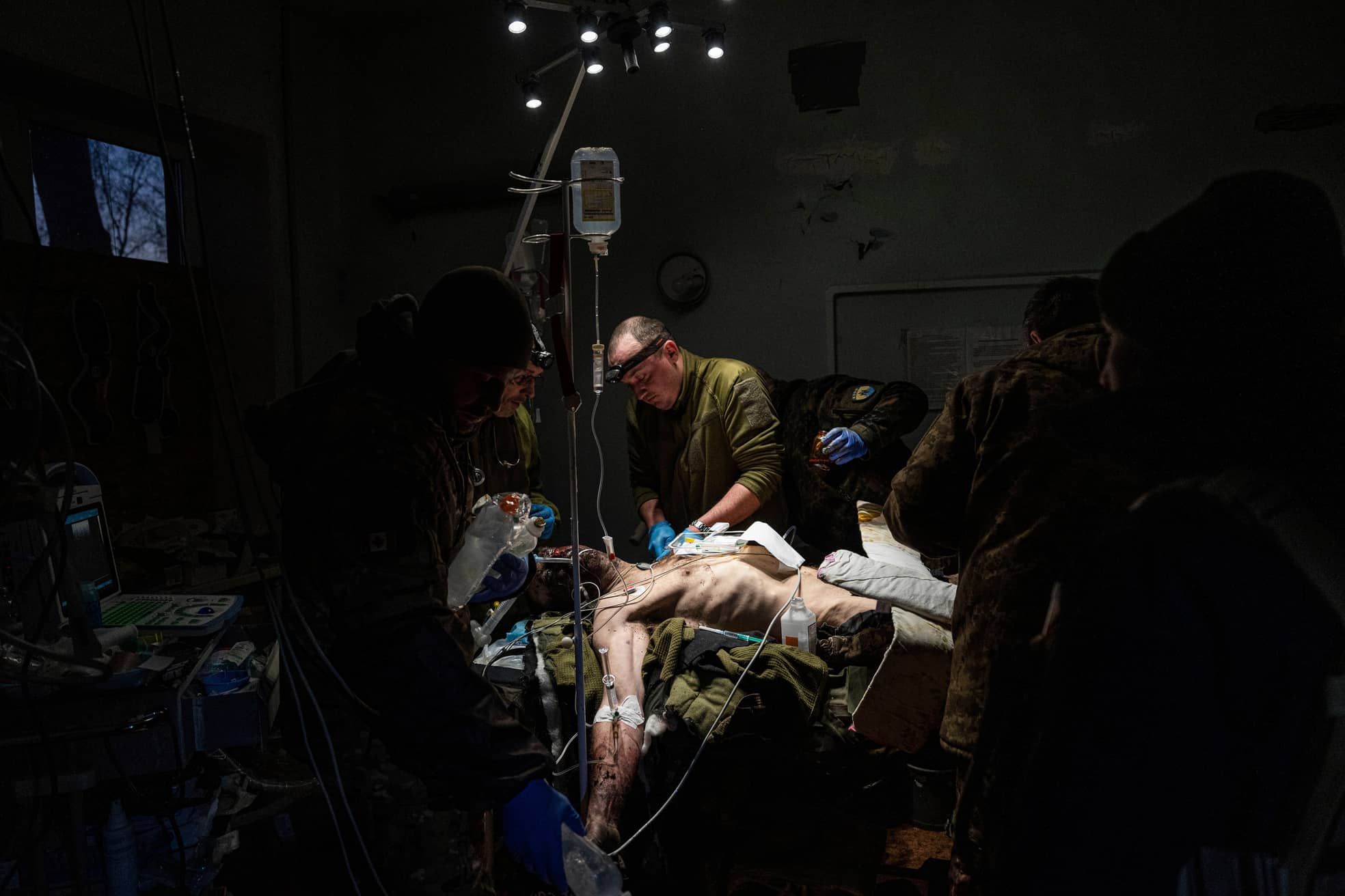 Ärzte des ukrainischen Militärs operieren in der Region Donezk einen Soldaten.