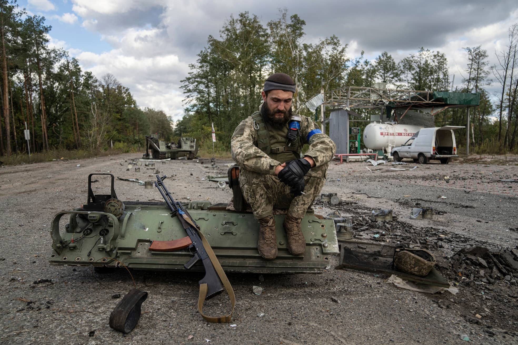 Ein ukrainischer Soldat, nachdem er die Leiche eines Kameraden in der kurz zuvor zurückeroberten Stadt Lyman gefunden und identifiziert hat.