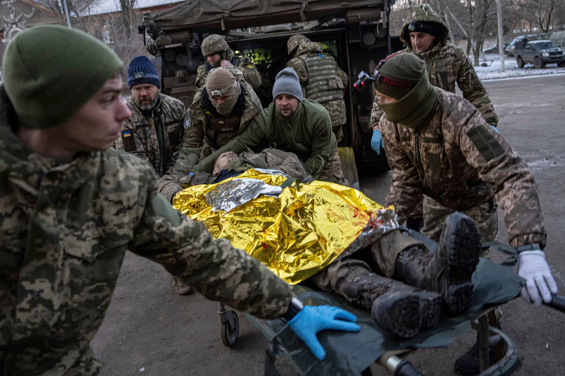 Region Donezk im Januar 2023: Ukrainische Soldaten transportieren einen verwundeten Kameraden ins Krankenhaus.