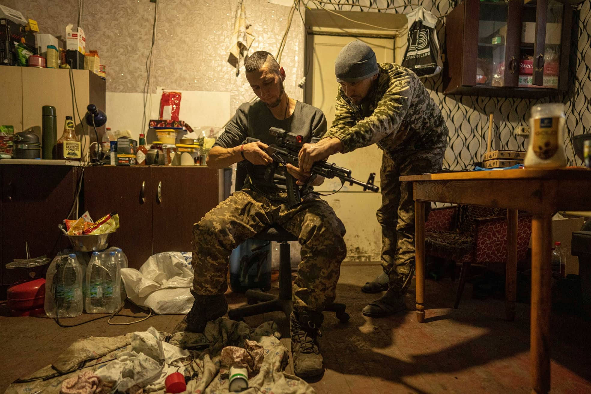 Soldaten des Sich-Bataillons, das schon 2014 von Freiwilligen im Donbass gegründet wurde, montieren ein Zielfernrohr auf eine AK-47.