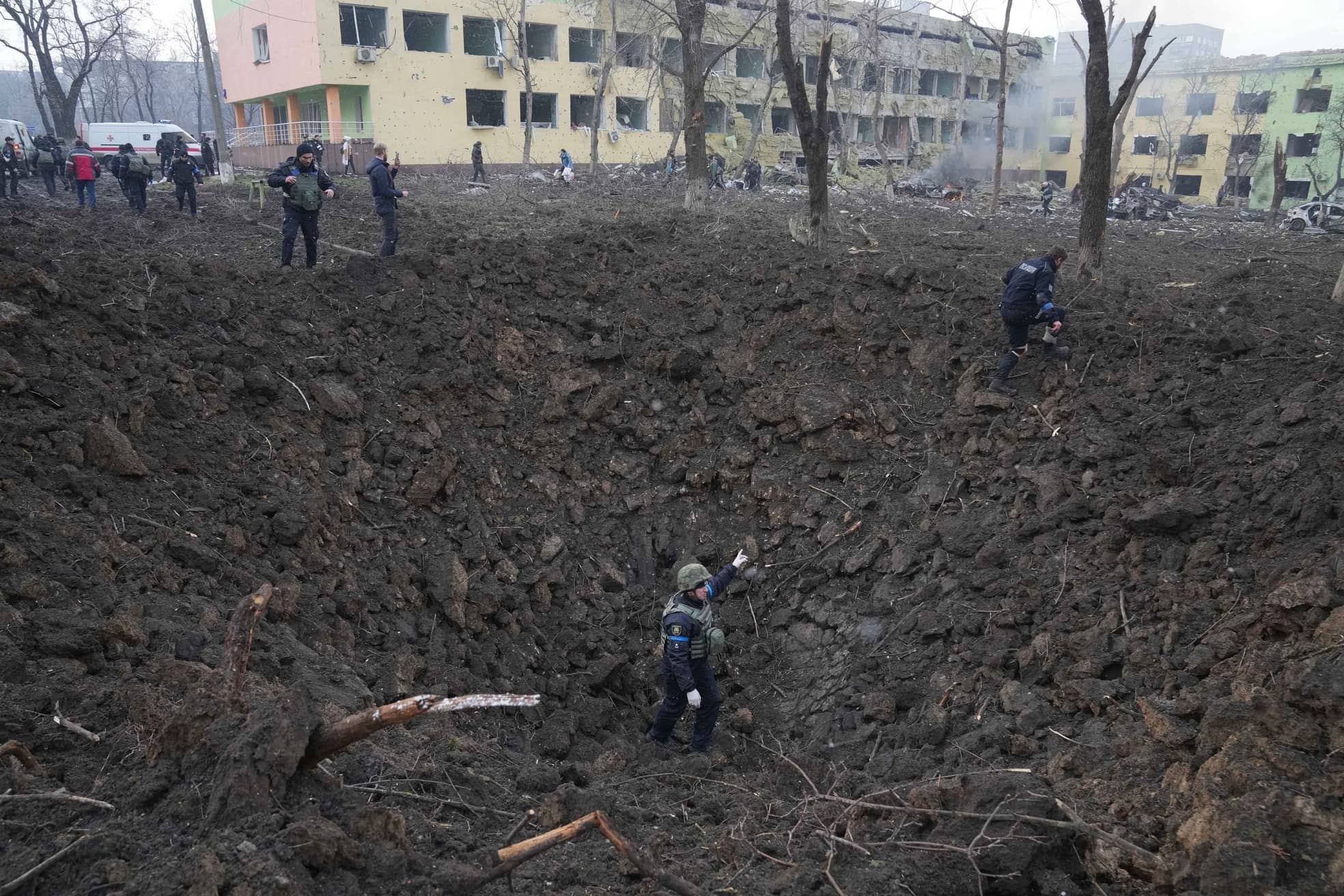 Das Krankenhaus in Mariupol: Der Krater ist mehrere Meter tief, im Hintergrund das zerstörte Gebäude.