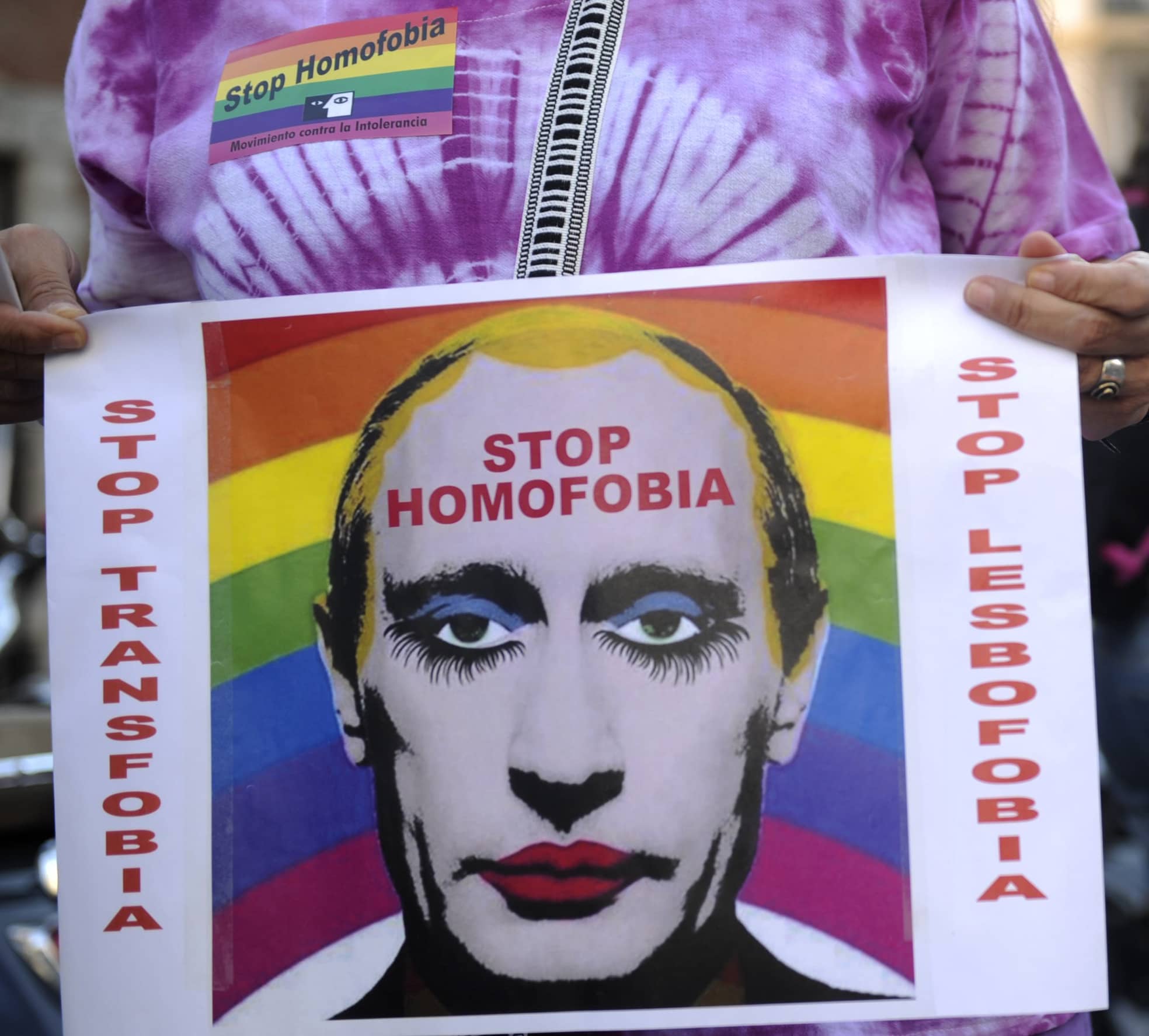 Madrid, Anfang September 2013: Etwa 300 Aktivisten protestieren gegen neue Gesetze und Homophobie in Russland - und auch hier kommt ein Bild von Putin als stark geschminkter Clown zum Einsatz.