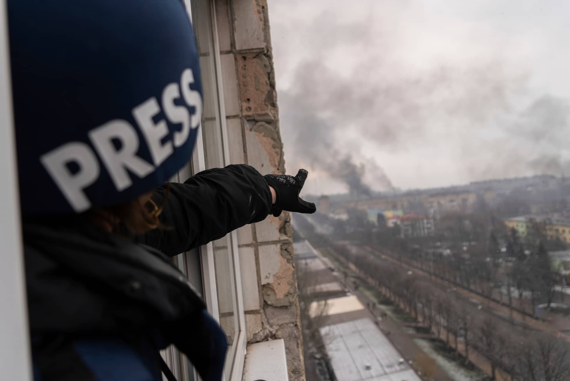 Ein Reporter der Nachrichtenagentur AP im März 2022 in der ukrainischen Stadt Mariupol.