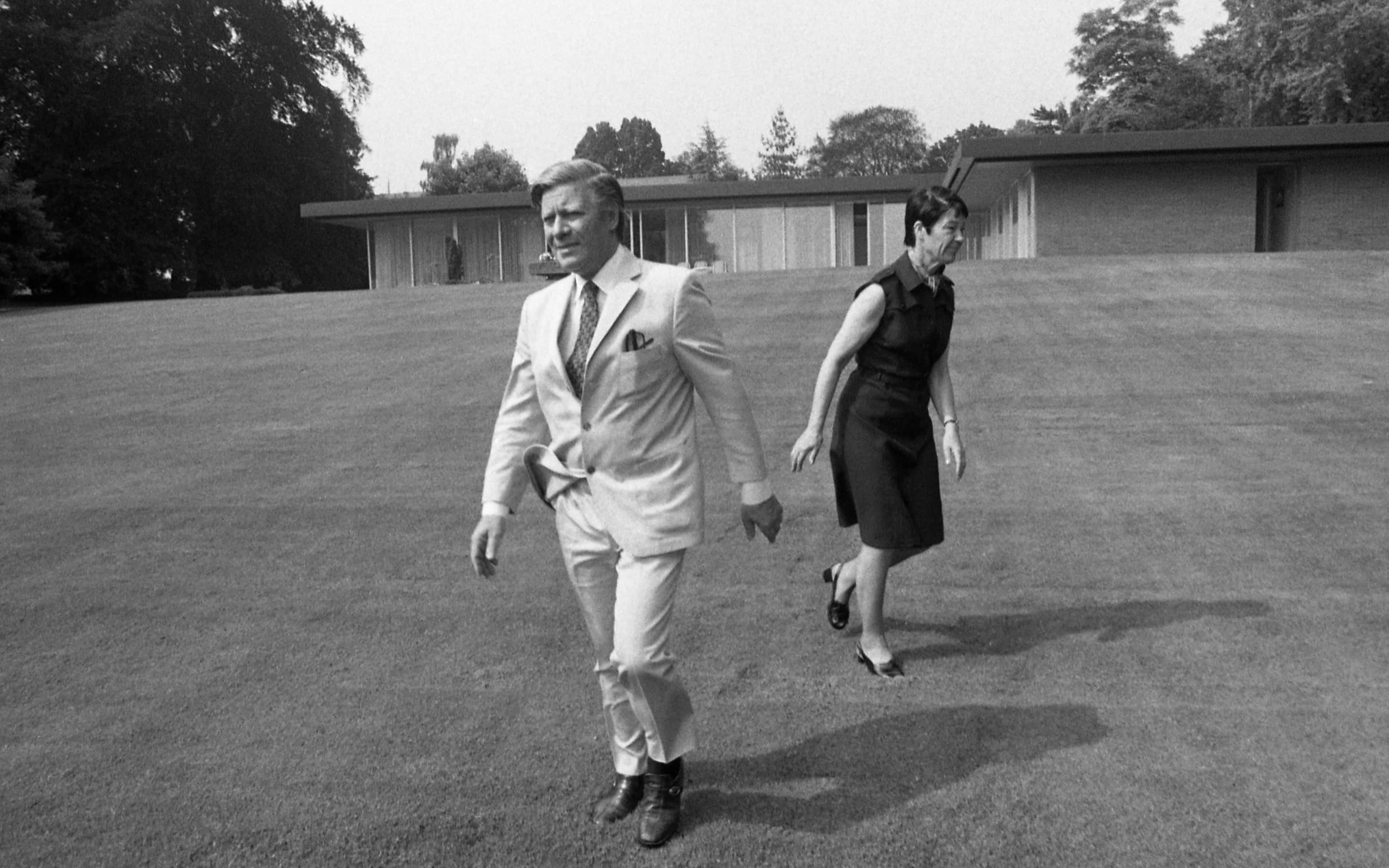 Helmut Schmidt und seine Frau Loki 1975 im Garten des Kanzlerbungalows