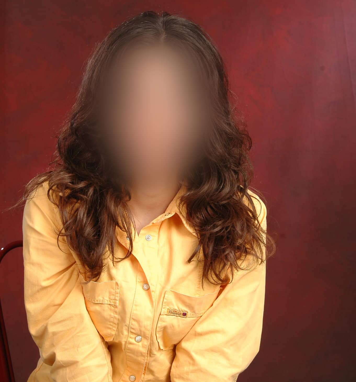 Zu ihrem 18. Geburtstag lässt sich Maha Zamani mit offenen Haaren und nach vorn gelehnter Pose fotografieren. Eine junge Frau, die mit den Regeln der Sittenwächter wenig anfangen kann.