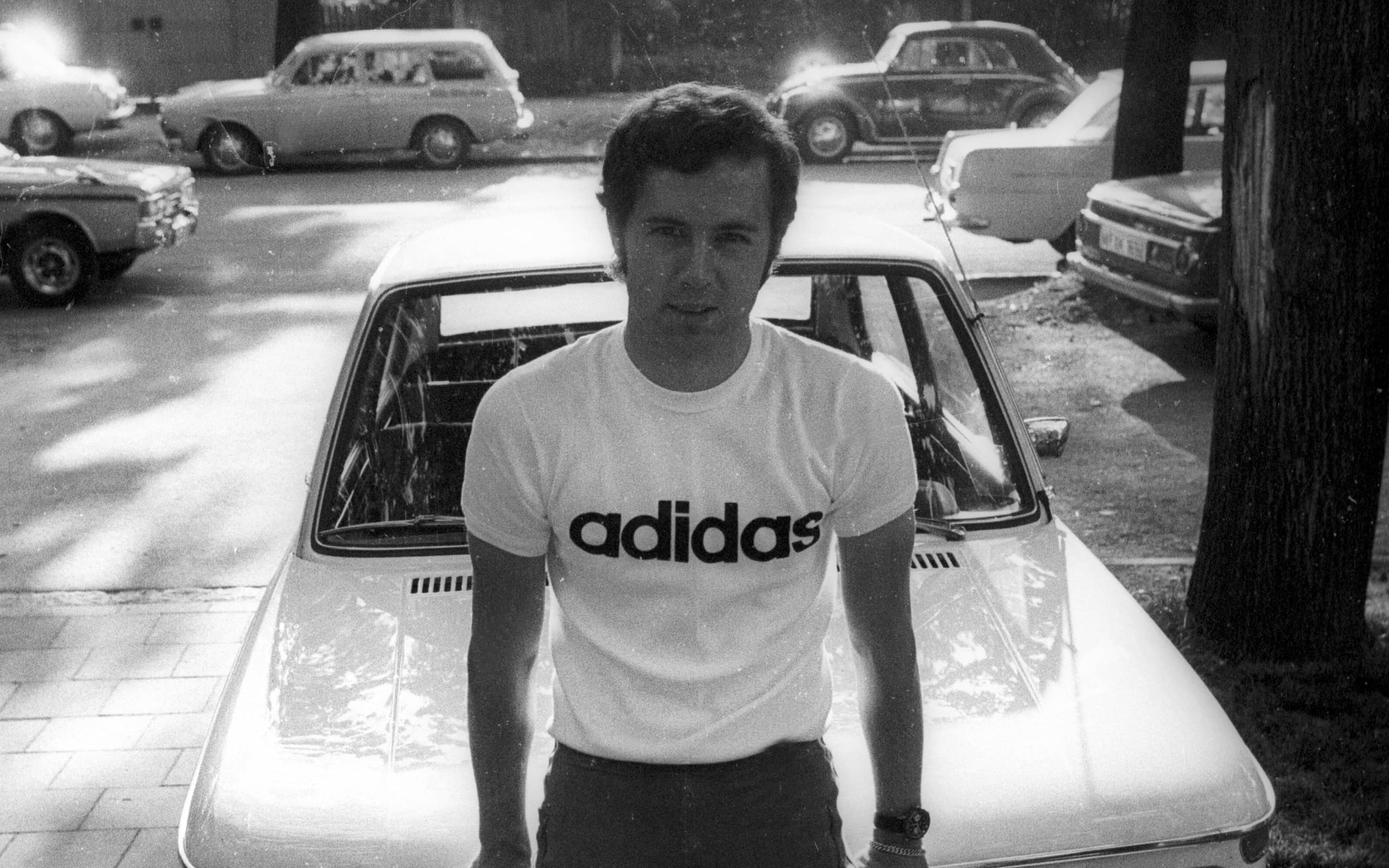 Franz Beckenbauer vor seinem BMW, 1972