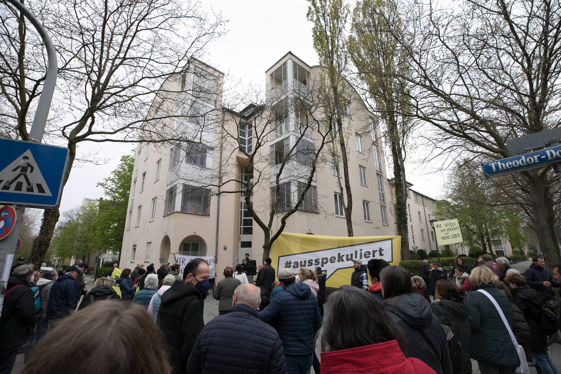 Protestaktion gegen die angekündigten Mieterhöhungen durch Modernisierungsmaßnahmen in einem Wohnblock der Dawonia mit über 170 Parteien in der Berliner Straße