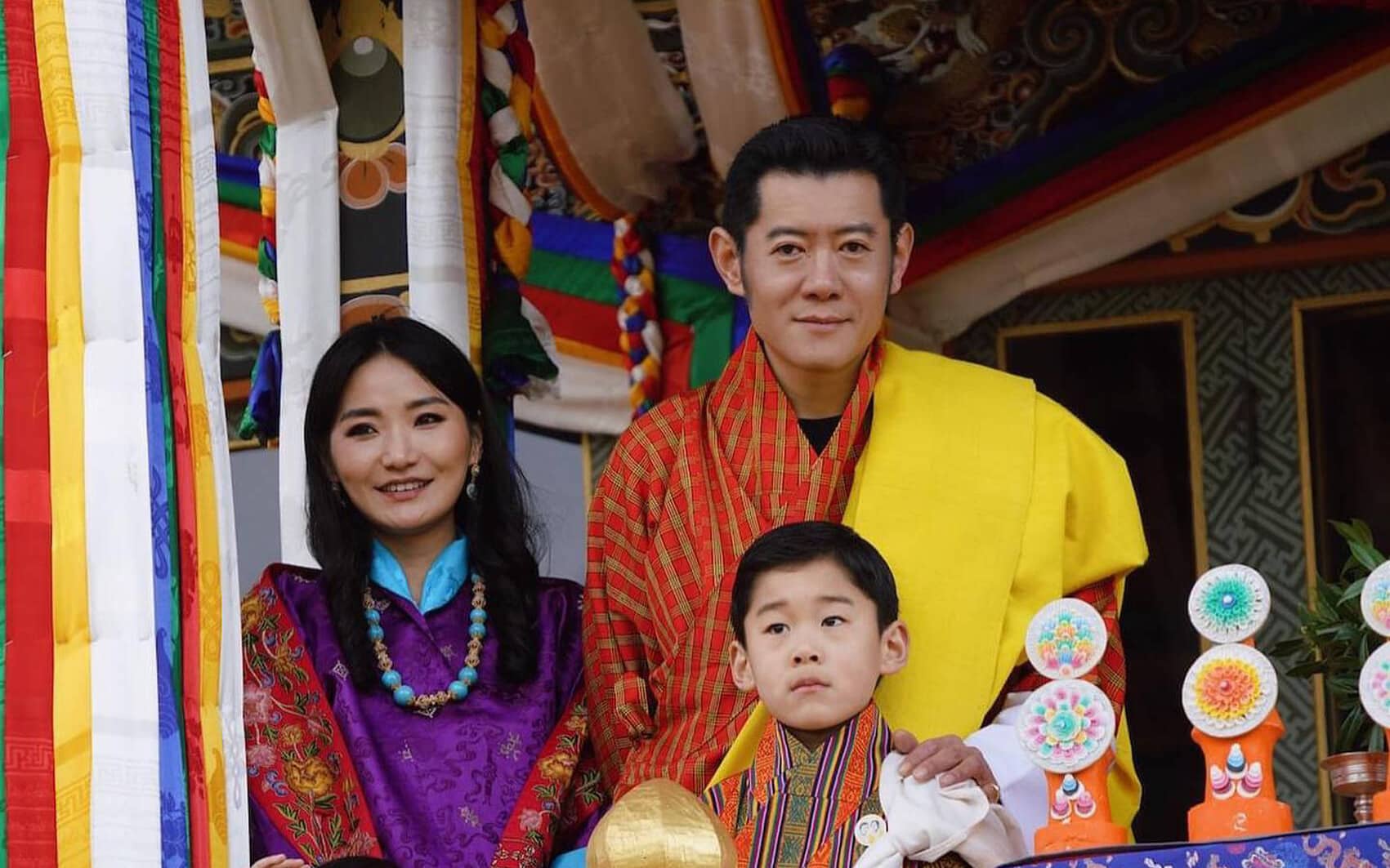 König Jigme, Königin Jetsun und ihre beiden Söhne an einem hohen Feiertag im Dezember 2022.
