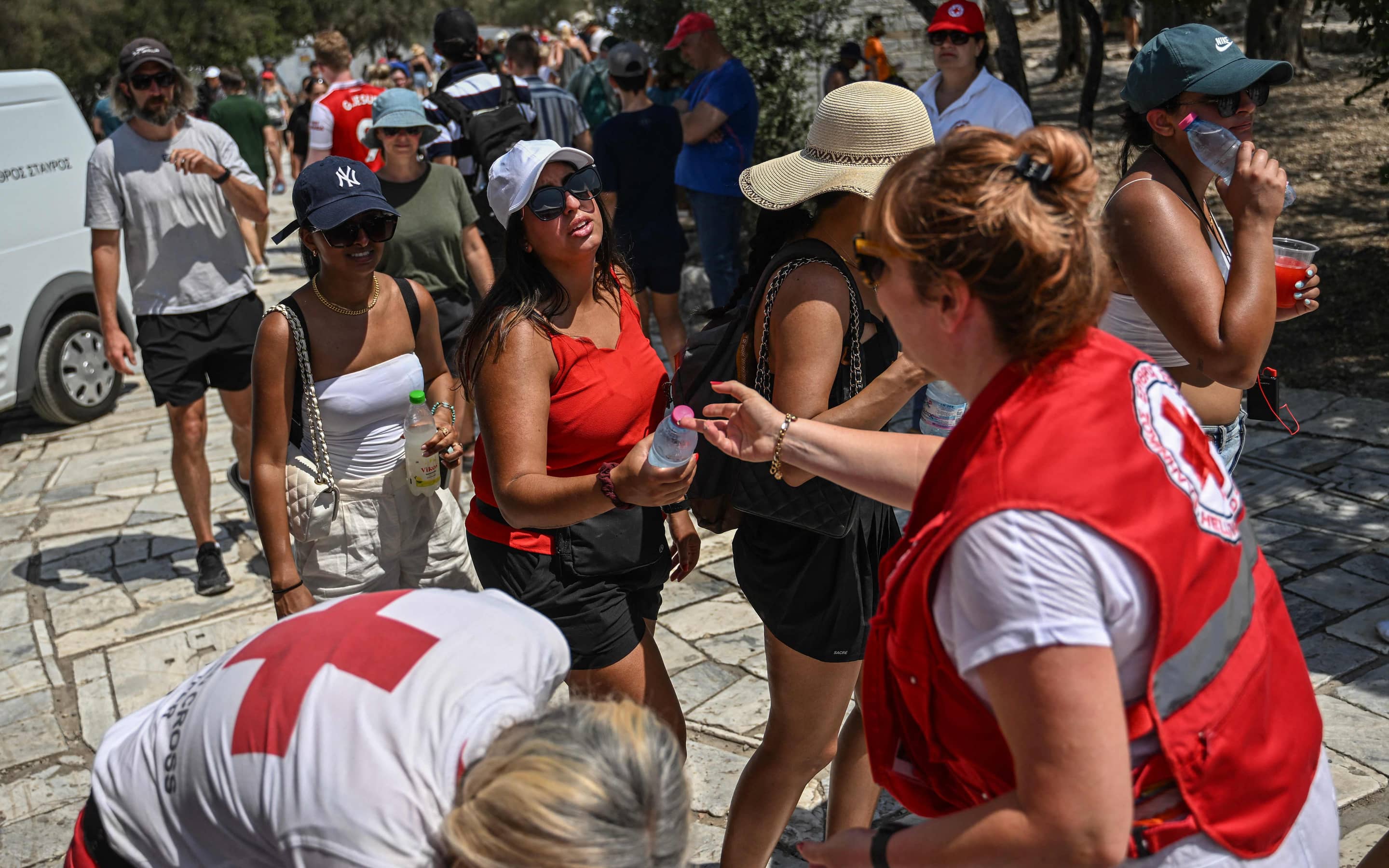 Das rote Kreuz verteilt Wasserflaschen vor der Akropolis.