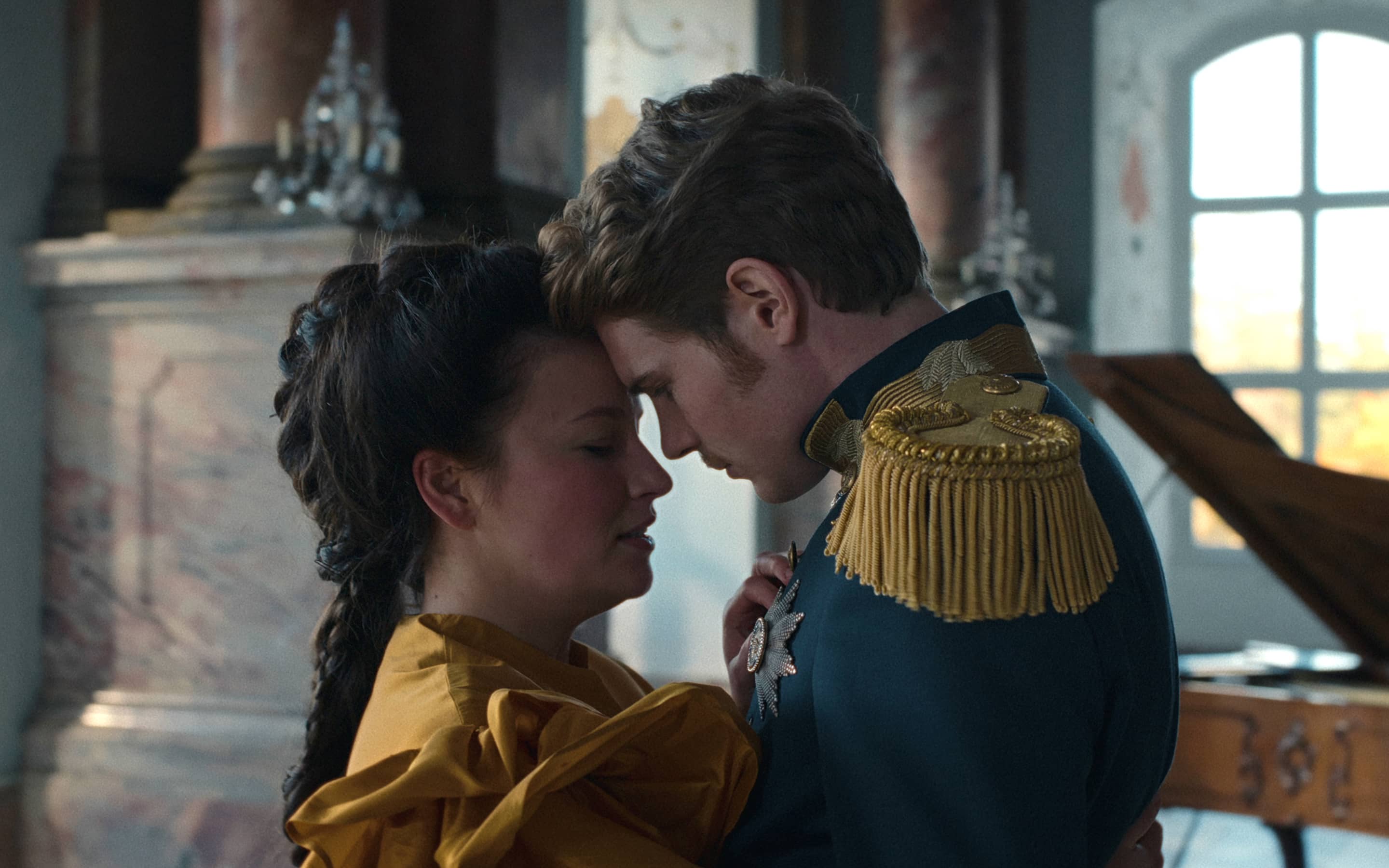 Romy Schneiders Erben: In der Netflix-Serie „Die Kaiserin“ ist Devrim Lingnau in der Rolle der Sisi zu sehen, Philip Froissant spielt Kaiser Franz Joseph.