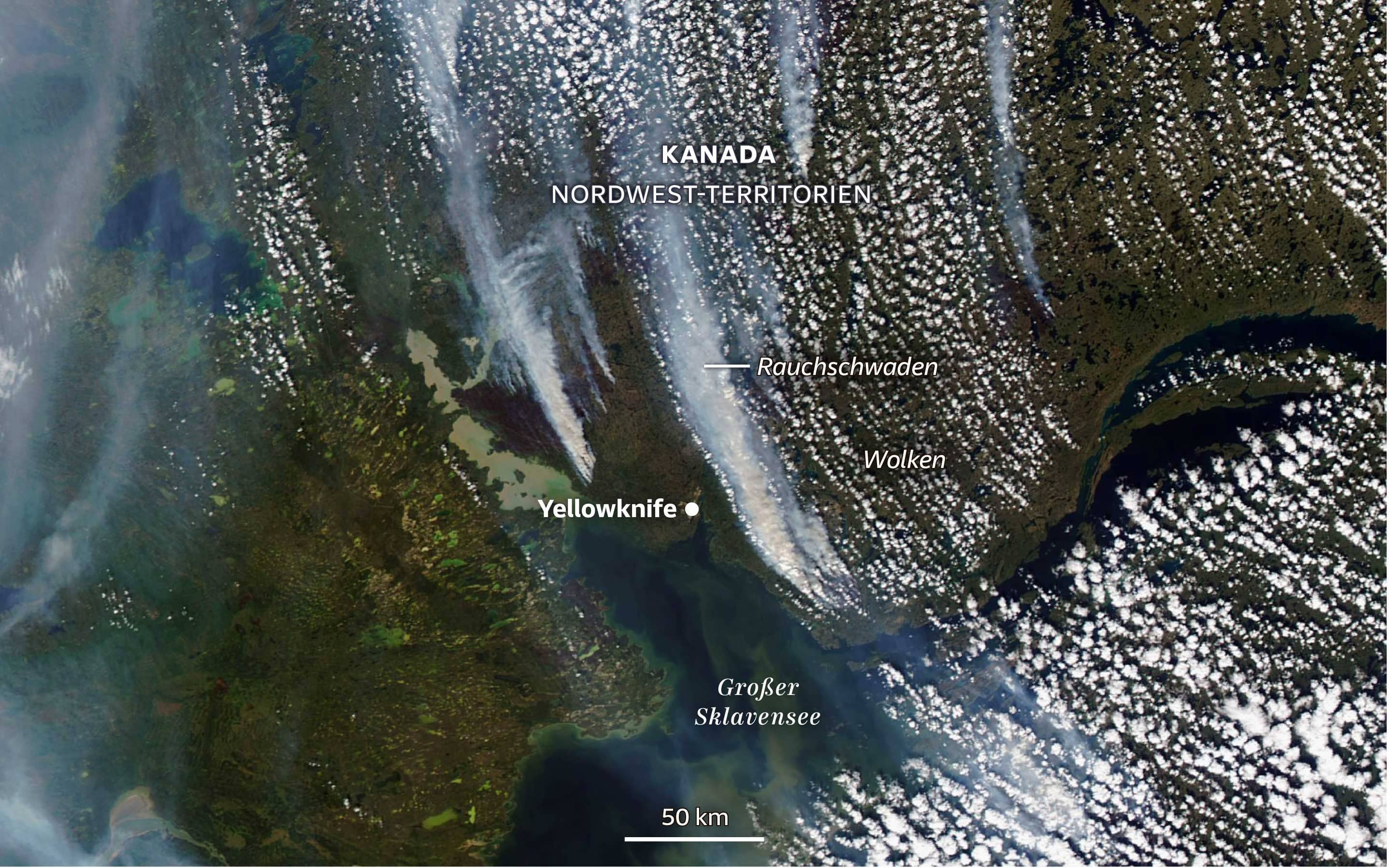 Schon Satellitenbilder vom 8. August zeigen die Rauchschwaden über der Stadt.