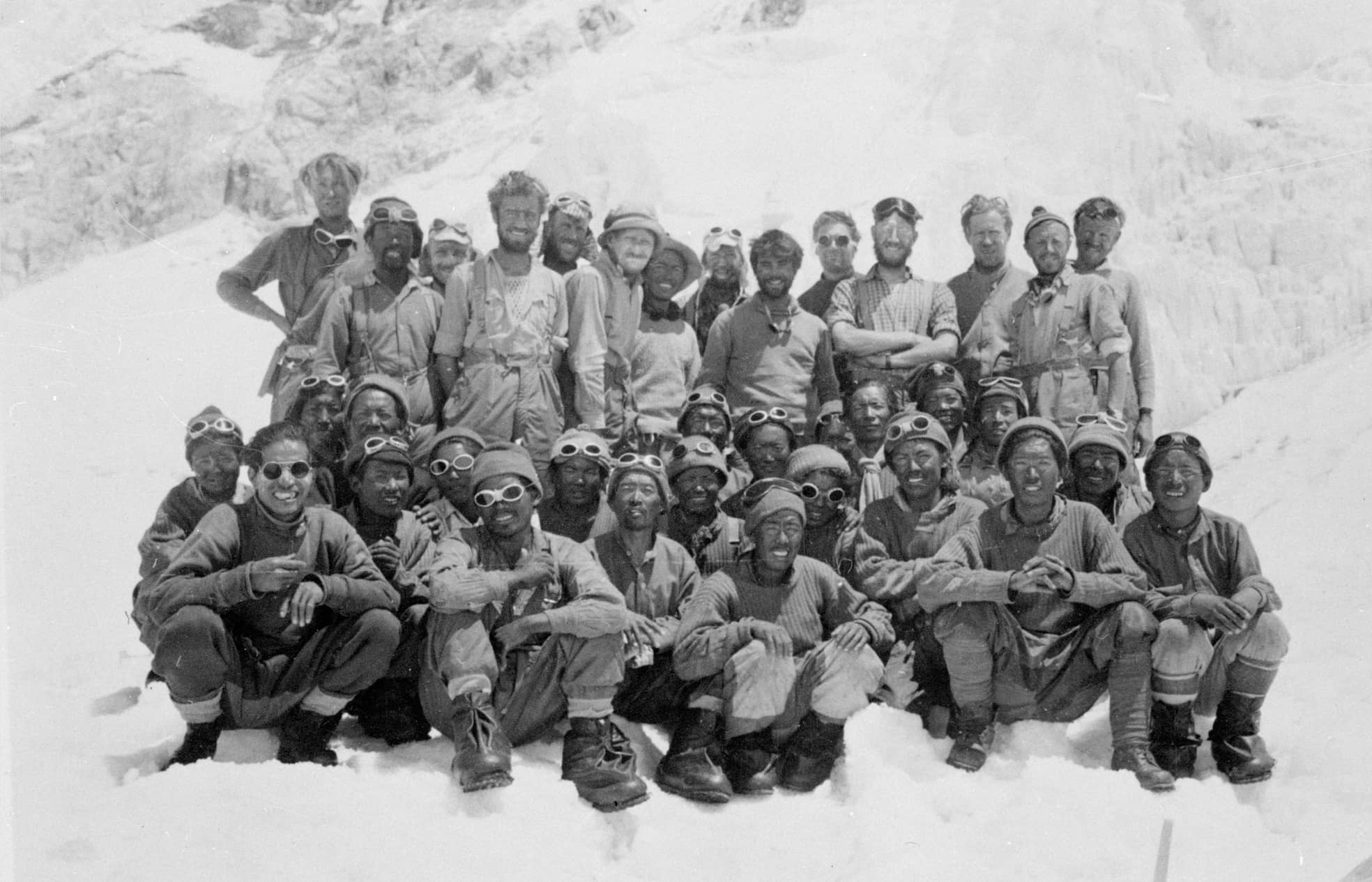 Zwei Männer schafften es am 29. Mai 1953 auf den Gipfel des Mount Everest, als erste Menschen der Geschichte: Edmund Hillary (stehend, 5. von links) und Tenzing Norgay (stehend, 7. von links). Für den Erfolg brauchte es aber ein ganzes Team, mit dabei Khanchha Sherpa (2. von rechts in der letzten sitzenden Reihe).