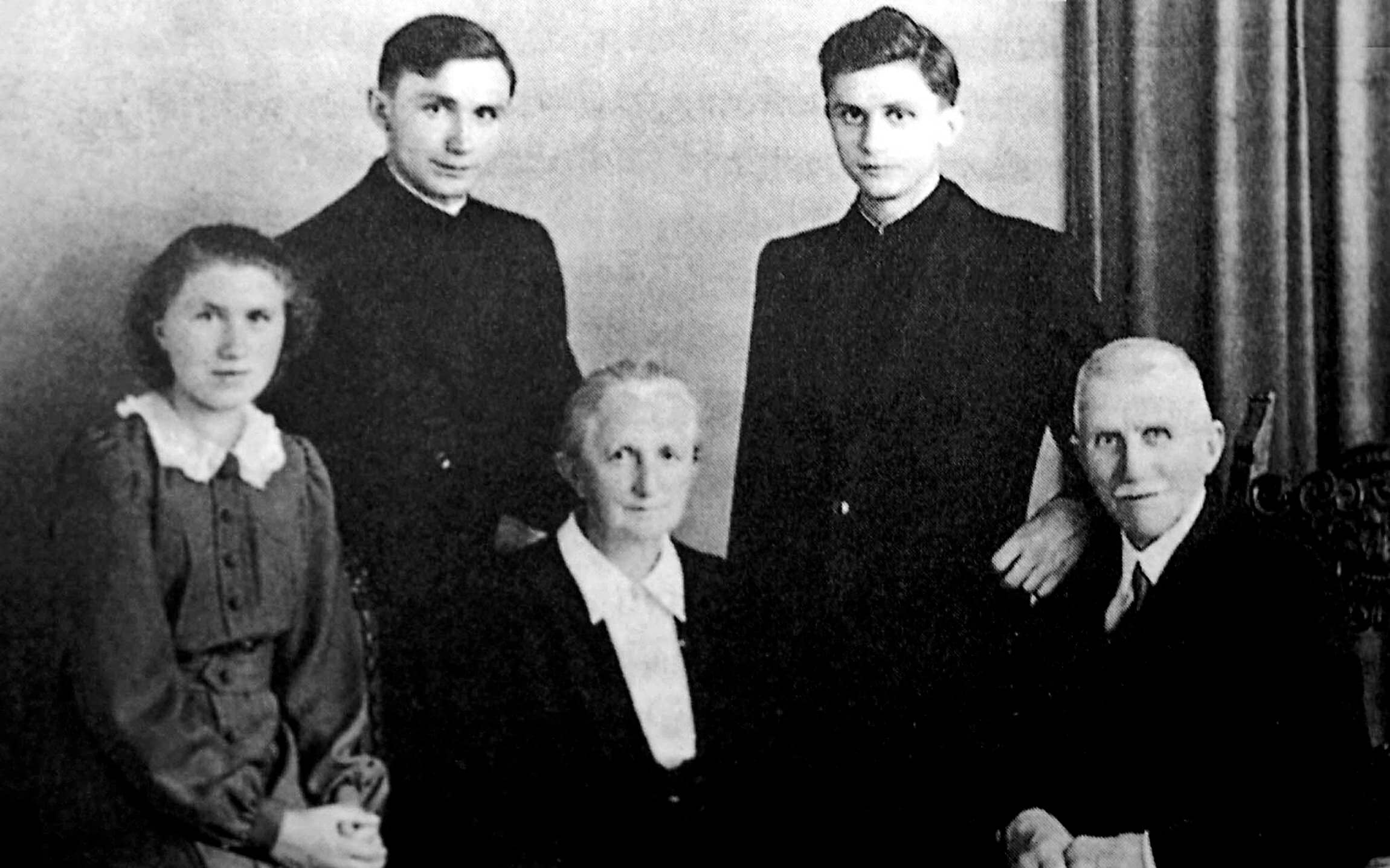 Joseph Ratzinger (stehend, rechts) mit seiner Familie 1951.