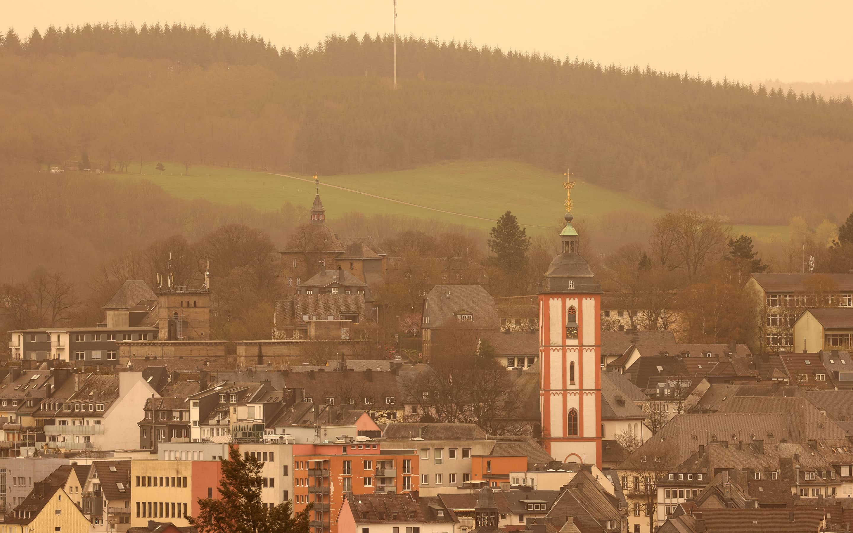 Getrübter Blick auf die Stadt Siegen am 30.3.2024.