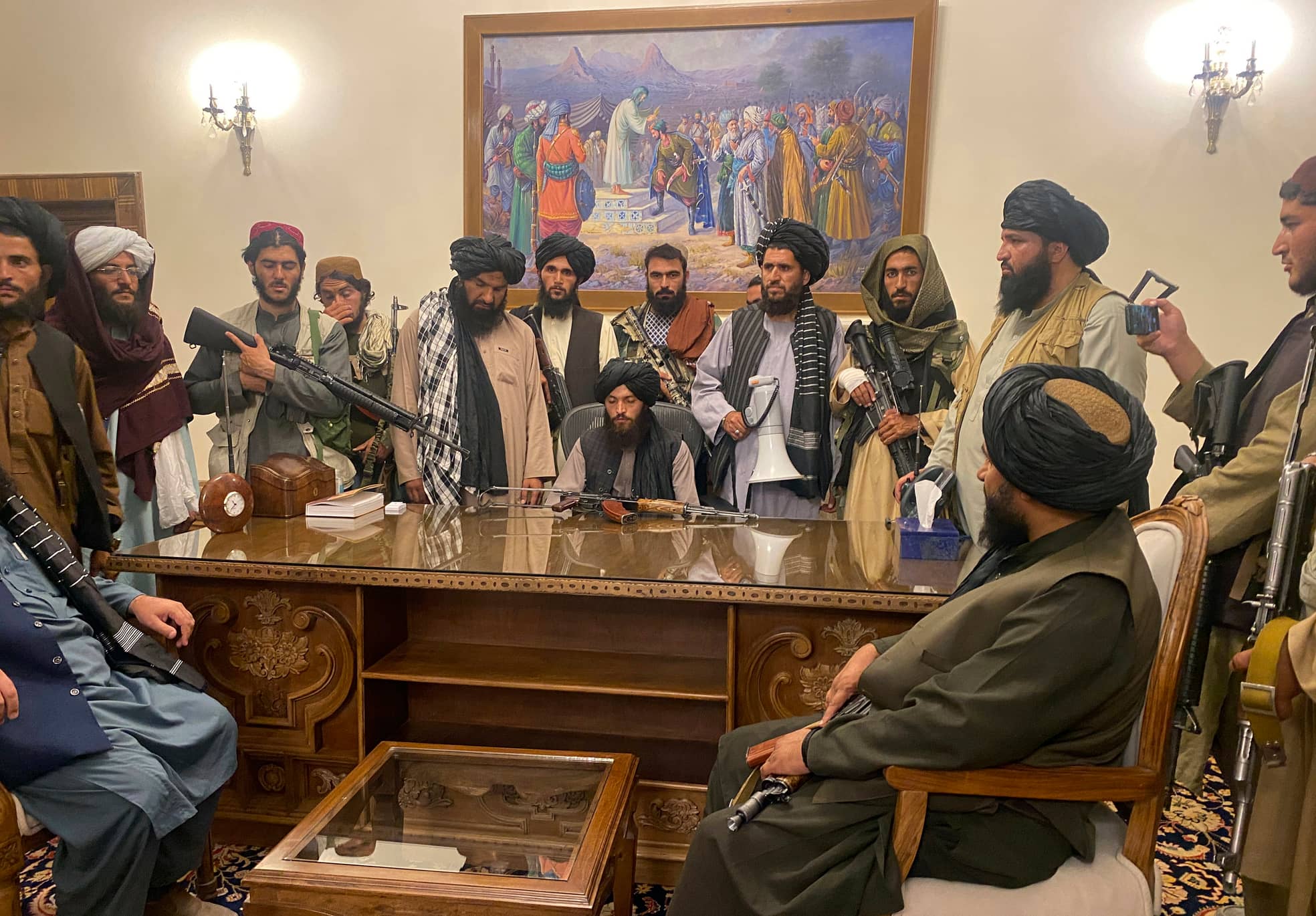 Ein Bild, das um die Welt ging: Die Taliban im Präsidentenpalast.