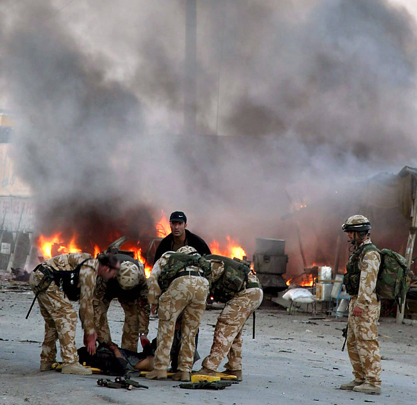 Britische Soldaten bringen nach einem Selbstmordattentat in Kabul am 14. November 2002 einen verletzten Soldaten in Sicherheit.